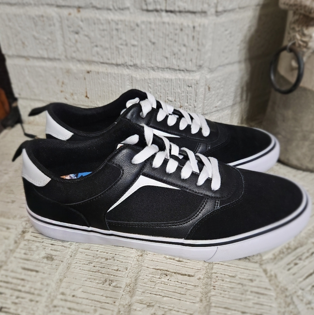 Airwalk Black and White Men's Shoes - Picture 3 of 6